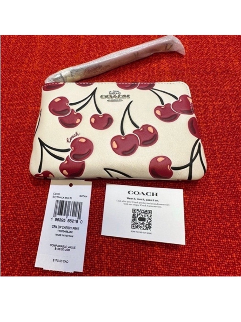 ❤️❤️❤️COACH Cherry Print Wristlet❤️❤️❤️